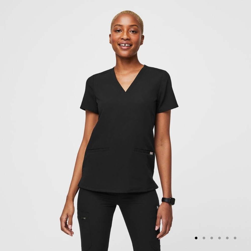 FIGS three-pocket Casma scrub top